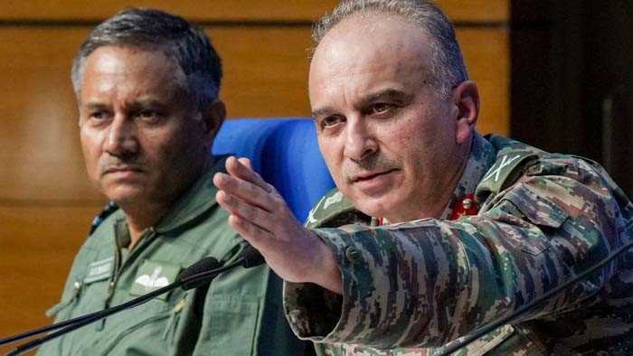 भारत-पाकिस्तान के बीच युद्ध जैसे ही हालात, आज फिर पाकिस्तान से होगी डीजीएमओ स्तर की बातचीत भारत-पाकिस्तान के बीच युद्ध जैसे ही हालात, आज फिर पाकिस्तान से होगी डीजीएमओ स्तर की बातचीत